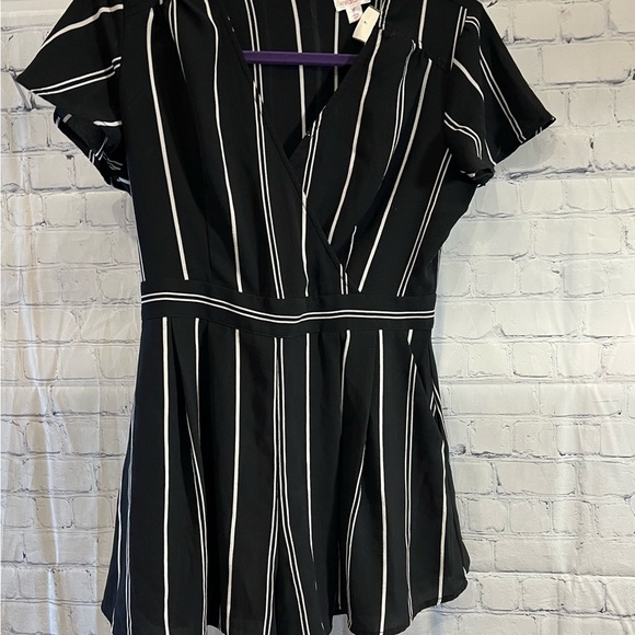 Xhilaration Size Medium Black & White Striped - Picture 12 of 15